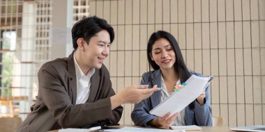 Muhasebecilerden oluşan bir ekip, ofislerindeki mali belge ve stratejileri incelerken işbirlikçi bir tartışmaya girişiyor..