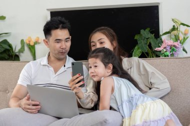 Bir anne ve kızı, baba izlerken keyifli bir anı paylaşıyor..