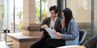 İki profesyonel, yaratıcı finansal sunumları incelerken, işbirliği ve karşılıklı ilişkilerin altını çizerek canlı bir tartışmaya giriyorlar..