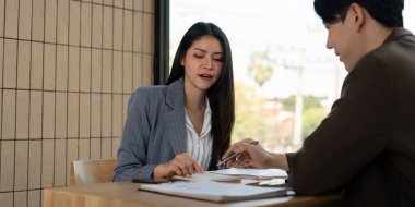 İki meslektaşın içgörü ve analiz yoluyla strateji planlaması yaparak yaklaşımlarındaki sinerjiyi vurguladıkları canlı bir sahne..