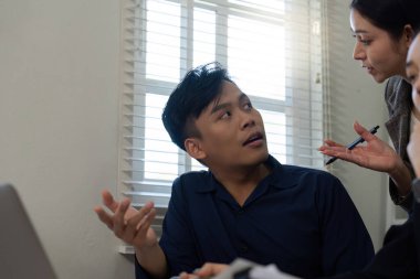 Bir ekip proje konularıyla ilgili bir tartışmaya girişiyor, gözle görülür bir hayal kırıklığı ve etkili iletişim ihtiyacı gösteriyor.