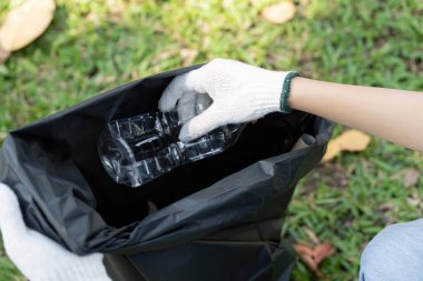 Kendini işine adamış bir gönüllü plastik şişe toplar, daha temiz bir çevreye katkıda bulunur ve sürdürülebilirliği destekler..