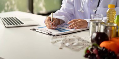 Odaklanmış bir beslenme uzmanı, müşterilerin bilgilendirilmiş beslenme seçenekleri yoluyla daha iyi sağlık kazanmalarına yardımcı olmak amacıyla danışmanlık ortamında veri yazar ve düzenler..