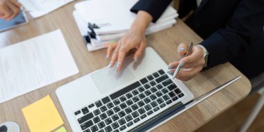 Vergi raporlama, bilgi analizi ve iyi donanımlı bir ofis ortamında strateji tartışmaları, takım çalışması ve adanmışlık konularında çeşitli profesyoneller işbirliği yapmaktadır..