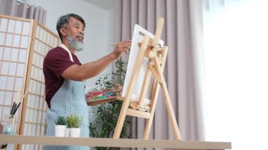 Yaşlı amcası boş zamanlarını en sevdiği hobisine adamış kendini adamış ve yaratıcı bir şekilde resim yaparak sanatsal tutkusunu ifade ederek geçiriyor..