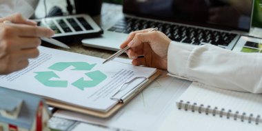 Sehpa sohbetine giren iki uzman, geri dönüşüm uygulamalarını ve daha yeşil bir çalışma alanı için sürdürülebilir girişimleri gözden geçirdi.