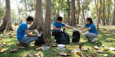 Gönüllüler toplanıyor, çöpleri poşetlere dolduruyor, sohbeti paylaşıyor, işbirliği ve çevresel sorumluluk gösteriyorlar.