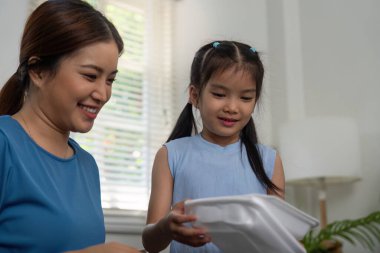 Bir annenin ve kızının geri dönüşüm çabaları üzerine bağ kurduğu, çevreye olan sevgiyi arttırdığı ve sürdürülebilir değerli alışkanlıkları öğrettiği samimi bir sahne..