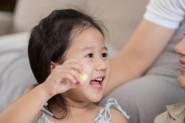 Neşeli bir an, patlamış mısırdan zevk alan genç bir kızın evde boş vakitlerinde ailesiyle olan bağlantısını ve neşesini gözler önüne seriyor..