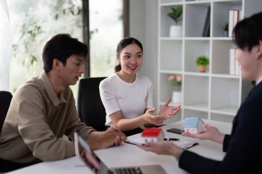 Çift, emlakçılarıyla diyalog kuruyor, farklı ev seçeneklerini araştırıyor ve satın alma yolculuklarının bir sonraki adımlarını tartışıyor..