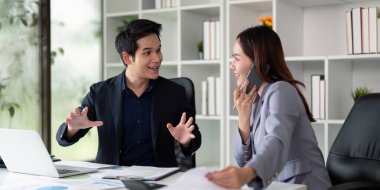 İki meslektaş, ofiste birlikte çalışırken yeni fikirler ve stratejiler keşfederek hareketli bir sohbete girişiyor. Görüntü takım çalışmasının ve işbirliğinin özünü yakalar.