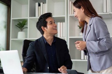İki profesyonel bir masada otururken fikirleri tartışarak, ortak bir çalışma ortamı oluşturuyorlar. Etkileşimde takım çalışması ve karşılıklı saygı vurgulandı.