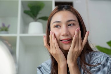 Bir cilt sevdalısı rutinine düşkündür, bir ürünü uygularken, sakin bir ortamda parlayan tenini takdir eder..