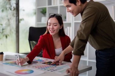 Yaratıcı iş akışındaki işbirliğini vurgulayarak, tasarımcının bir meslektaşıyla görüşlerini paylaştığı canlı bir tartışma gerçekleşir..