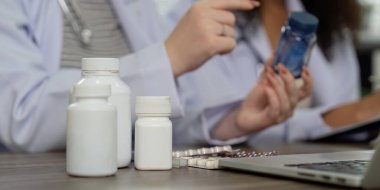 Bir sağlık uzmanı, tedavi türlerini tele sağlık ortamında inceleyerek, hasta merkezli bakım ve teknoloji rolleri sergilemektedir..