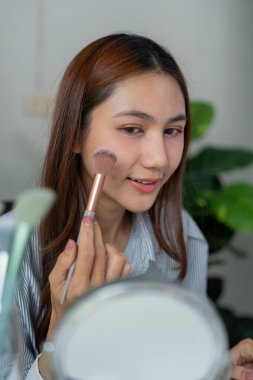 Bir güzellik meraklısı, sabah rutininde allık sürmekten zevk alır, kendine bakmanın ve kendine güvenin özünü yakalar parlak, havadar ortamda..