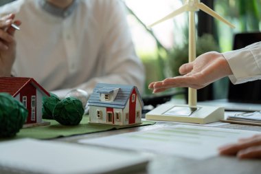 Uzmanlar bir istişarede evler için yenilenebilir enerji kaynaklarını analiz ederek, sürdürülebilirliği desteklemek için güneş ve rüzgar enerjisi çözümlerine odaklanıyorlar..