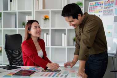 İki tasarımcı renk seçeneklerini incelerken dinamik bir tartışmaya girişirler, yaratıcı bir ortamda takım çalışmasının sinerjisini gösterirler..