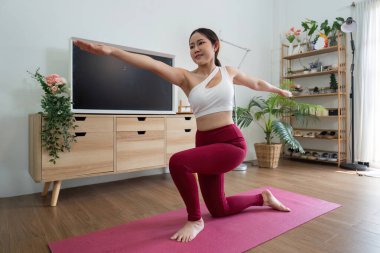 Bu görüntüde, bir kadın zarif bir şekilde yoga hamlesi yapar. Dengesini ve gücünü açık ve davetkar bir mekanda geliştirir..