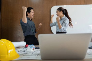 Heyecanlı mühendisler, sevinç ve takım çalışmasını coşkulu bir şekilde ifade ederek başarılı bir proje kilometre taşını kutladılar.