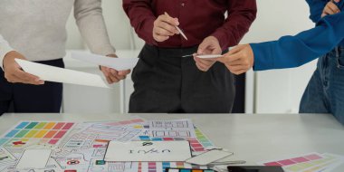 Tasarım fikirleri ve kullanılabilirlik özelliklerini değerlendiren, yaratıcı problem çözme ve önerilerini sonuçlandırmak için işbirliği üzerine odaklanan bir UX takımı.