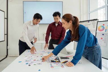 Tasarımcılardan oluşan bir ekip, kullanılabilirlik ve estetik cazibeye odaklanan yeni bir uygulama için özenle prototipler üretiyor. Etkin yaklaşımları her detayın kullanıcı ihtiyaçlarıyla aynı hizaya gelmesini sağlar.