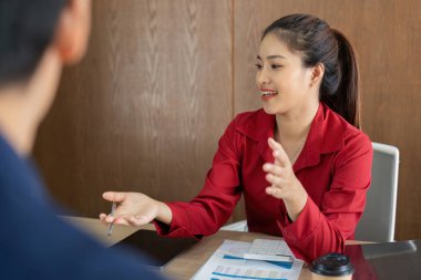 Finansal danışman, bir rapordan müşteriye, işbirlikçi bir ortamı teşvik eden görüşleri açıklar..