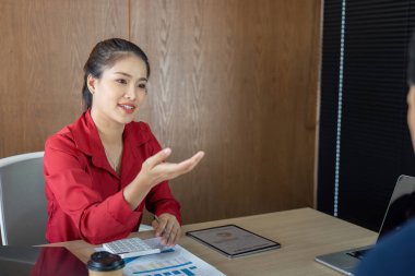 Uzman danışman olarak, müşteriye ayrıntılı finansal görüşler sunarak mesleki bir gözden geçirme yapılır..