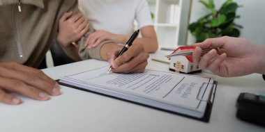 Çift, gayrimenkul işlemlerini sonuçlandırmak için çok önemli belgeler imzalıyor. Menajerlerinin rehberliğinde yeni evleri konusunda heyecanlılar..