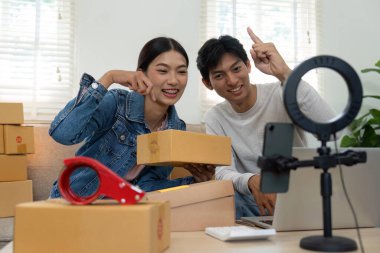 İkili çalışma alanlarını canlı yayın yoluyla modern pazarlama stratejilerinde bağlantı ve bağlantının vurgulandığı heyecan verici bir ürün gösterisine hazırlıyor..