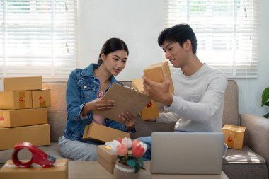 Girişimci yolculuklarına odaklanan ikili, e-ticaret platformlarını geliştirmenin yollarını tartışırken siparişlerini analiz ediyor..