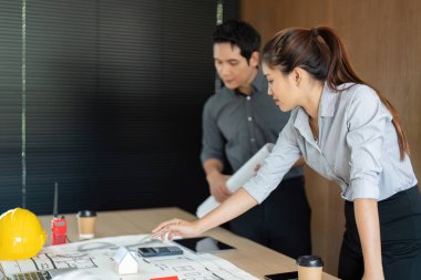 Mühendisler proje planları ve verileri üzerinde yoğunlaşarak, planlarının başarılı bir şekilde hayata geçirilmesini sağlıyorlar..