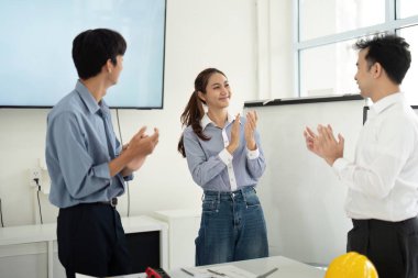 Ekip, birbirini olumlu ve destekleyici bir çalışma kültürü geliştirerek sıkı çalışmayı kabul ediyor. Etkileşimleri profesyonel bir ortamda takdiri vurguluyor..
