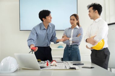 Ekip, tasarım ve inşaat alanındaki uzmanlıklarını sergileyerek dinamik tartışmalara girişiyor. Mühendislik ve mimari sinerjisini kutluyorlar..