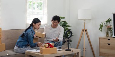 İkili, yaklaşan online etkinlikleri hakkında stratejik bir tartışmaya girişiyor, girişimciliğe olan tutkularını gözler önüne seriyor ve dostça ve enerjik bir çalışma ortamı yaratıyor..