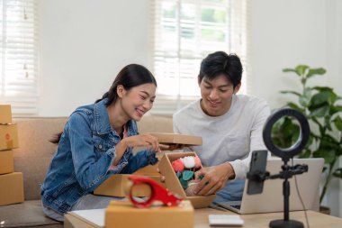Her iki girişimcinin de el yapımı eşyalarla dolu yeni envanterlerini açması, işlerine neşe ve coşku saçması, neşeli bir an..