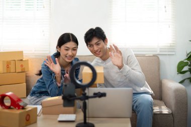 Canlı bir çevrimiçi oturumda çift, dijital iletişim araçları aracılığıyla modern girişimciliğin enerjisini somutlaştırarak, seyircileriyle coşkulu bir şekilde etkileşime giriyor..