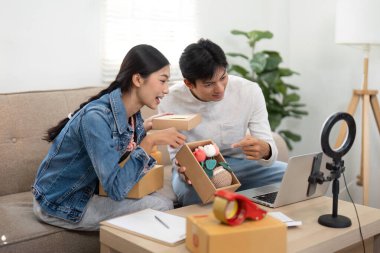 Çiftler sergilenen ürünleri heyecan verici bir şekilde tartışırken, girişimcilikteki işbirliği ve yaratıcılık sinerjisini örnek gösteriyorlar..