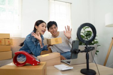 Çift, canlı yayın sırasında seyircilerine el sallıyor, en son ürünlerini sergiliyor ve girişimci yolculukları hakkında görüşlerini paylaşıyor, izleyicileriyle iletişimi teşvik ediyor..