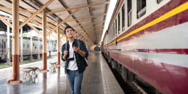 Genç bir adam boş bir tren istasyonunda yürüyor, merakla ve heyecanla çevresini inceliyor. Kamerası, yaklaşan seyahat planlarına heyecan katıyor..