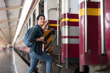 Bir sonraki macerası için heyecanlı olan genç bir adam, bir trene binmeye hazırlanıyor. Yolculuğun heyecanını ve ilerideki yolculuğunu kamerasıyla vurguluyor..