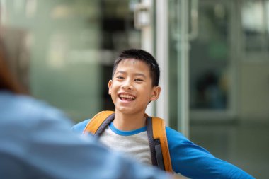 Gülümseyen bir çocuk sevinçle kollarını açar. Okuldan sonra annesine kavuşur ve yakın ilişkilerini ve sevgilerini gösterir..