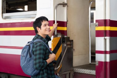 Bir trene binmek üzere olan neşeli bir gezgin, kameralı ve meraklı yeni bir maceraya atılmanın heyecanını anlatıyor..