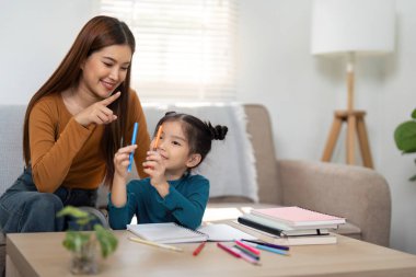Bir anne ve kızı birlikte yaratıcılıklarını keşfediyor, kaliteli zamanlarının bir parçası olarak renkli ve renkli çizimleri tartışıyorlar..