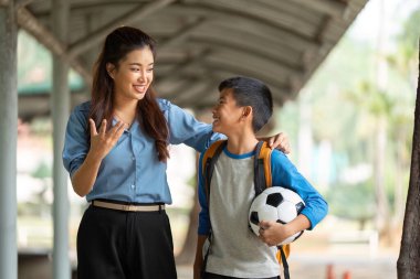 Bir çocuk ve öğretmeni birlikte yürürken keyifli bir sohbetten hoşlanırlar, okul yıllarında destekleyici bir ilişki sergilerler..