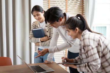 Odadaki enerji, öğrencilerin heyecan dolu tartışmalarla bağlantı kurması, takım çalışmasının ve çalışmalarında işbirliğinin gücünü sergilemesi gibi elle tutulur bir şey..