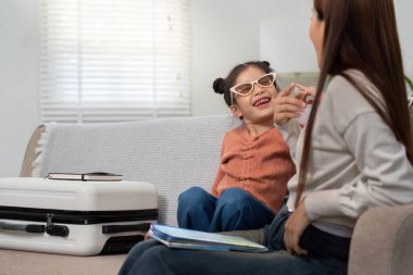 Anne ve kızı, aile bağlarını temsil eden seyahat, gülümseme ve neşe gösterisi için toplanırken keyifli bir anı paylaşıyorlar..