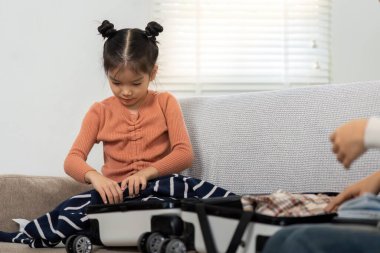 Bir çocuk, sevdiği biriyle kaliteli zaman geçirirken seyahat için hazırlanmanın önemini öğrenir. Görüntü sıcaklığı ve bir yolculuğa hazırlanmanın heyecanını iletir..