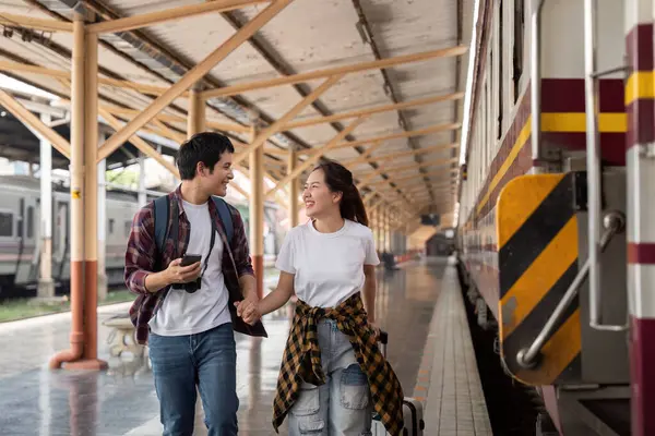 El ele tutuşarak, tren rayları boyunca yürüyüp, trene binmeye hazırlanırken gülücüklerini ve kahkahalarını paylaşırlar, yolculuğun neşesini somutlaştırırlar..