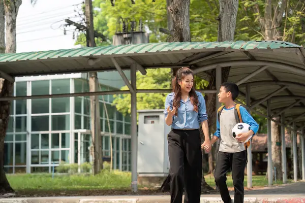 İkili, birlikte eve dönüş yolunda yol alırken keyifli bir değişimi paylaşıyor, futbol gibi akademik ve spor üzerine bir bağ kuruyor..